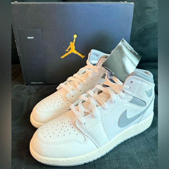 NWT Nike Air Jordan 1 Mid GS - 6.5Y/EU39 - Picture 2 of 15